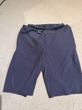 Pearl Izumi Men’s Dark Gray Athletic Cycling Shorts with 3D padded liner